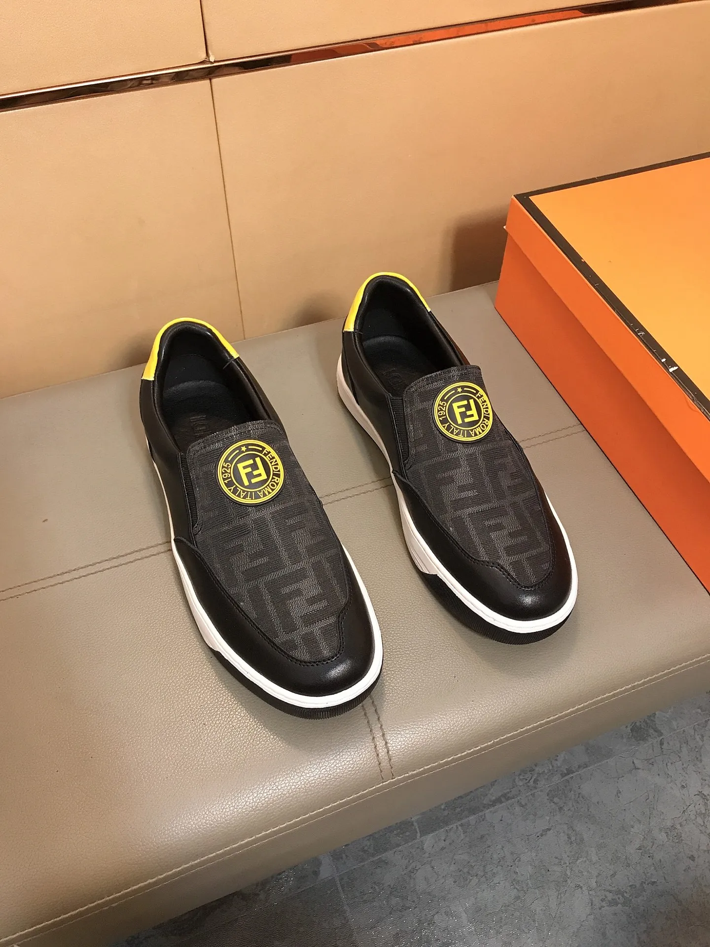 Factory price 400 🔆🔆[fendi] Fendi's classic and comfortable men's casual shoes, cowhide leather upper + brand printed surface, sheepskin lining + feet, rubber wear-resistant outsole. This unique style is suitable for all seasons, casual and exquisite sensibility, comfortable and natural on the feet. Everyday casual travel style in autumn and winter! Code number: 38-44